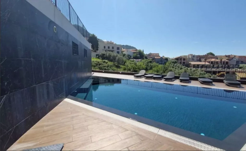 photo_4902374052635282354_y